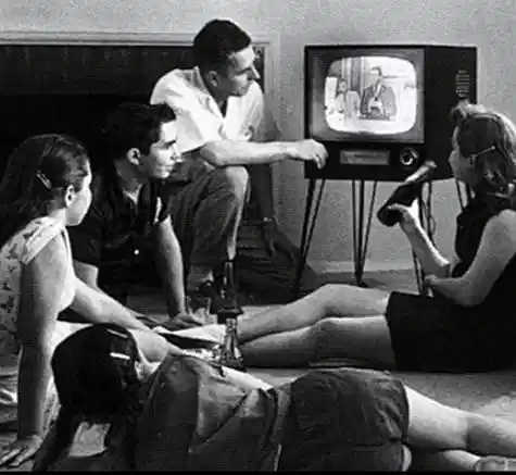 famille regardant television 1958