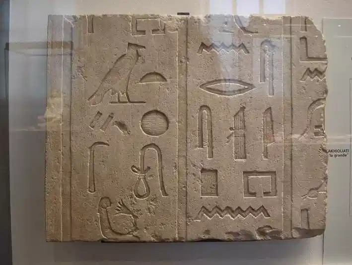 hieroglyphes egyptiens musee louvre 
